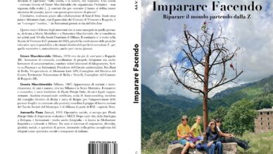 Copertina di Imparare Facendo. Nella foto quattro ragazzi seduti sotto l'albero di metallo collocato davanti alla Trappa di Sordevolo